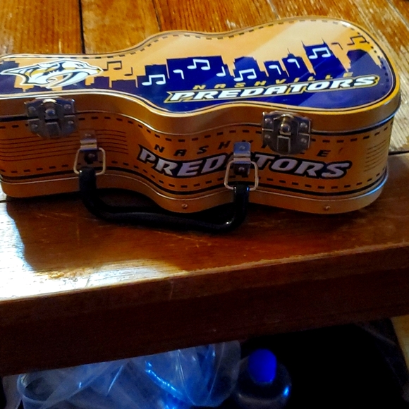 NASHVILLE PREDATORS GUITAR LINCH BOX - Picture 2 of 3